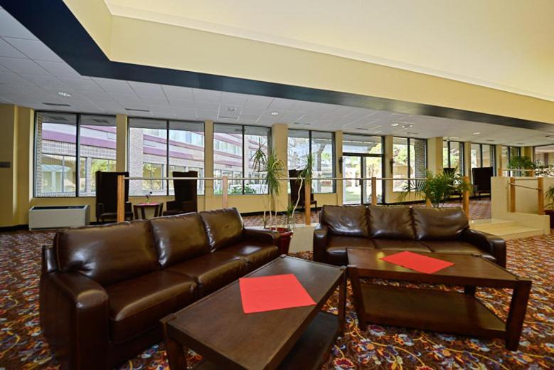 Causeway Bay Hotel Lansing Exterior photo